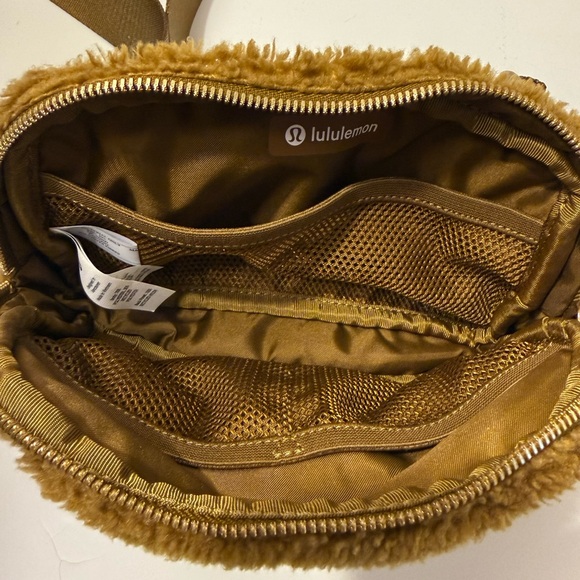 Lululemon Everywhere Belt Bag Sherpa/Fleece 1L - Picture 5 of 6